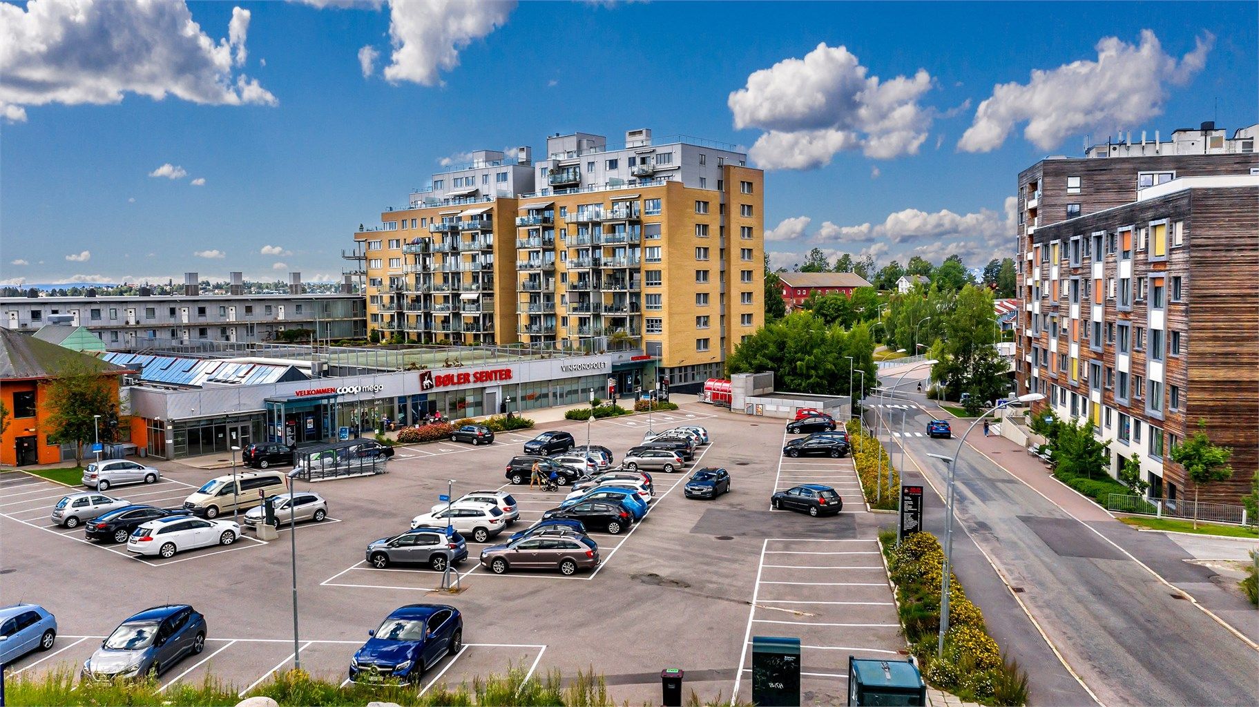 Bøler senter med blant annet Coop Mega, Vinmonopolet, bokhandel, apotek, frisør og kafé. 