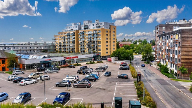 Bøler senter med blant annet Coop Mega, Vinmonopolet, bokhandel, apotek, frisør og kafé.