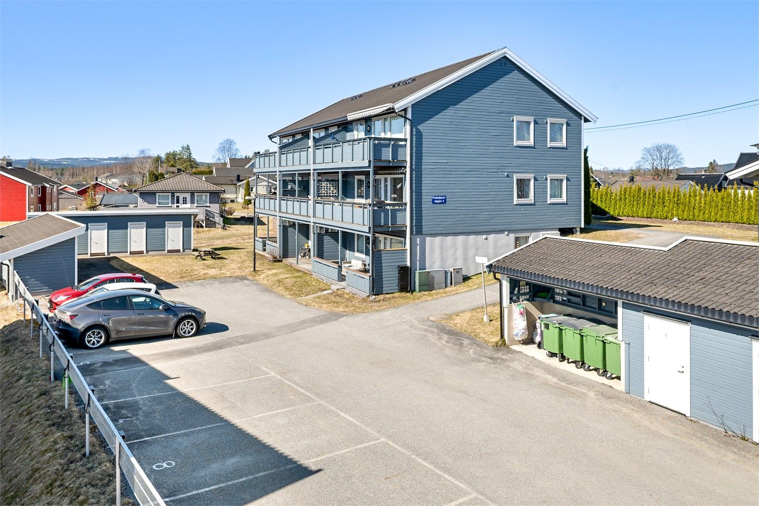 Med leiligheten følger en fast parkeringsplass (nr. 15) med installert elbillader.