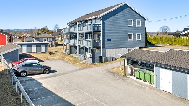 Med leiligheten følger en fast parkeringsplass (nr. 15) med installert elbillader.