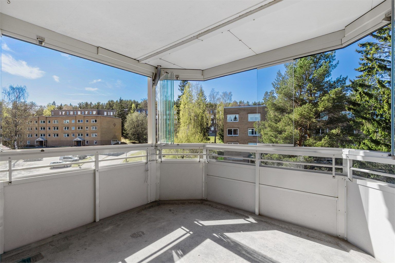 En praktisk hjørneleilighet beliggenende i byggets toppetasje med en solrik innglasset balkong og god beliggenhet på Karihaugen.