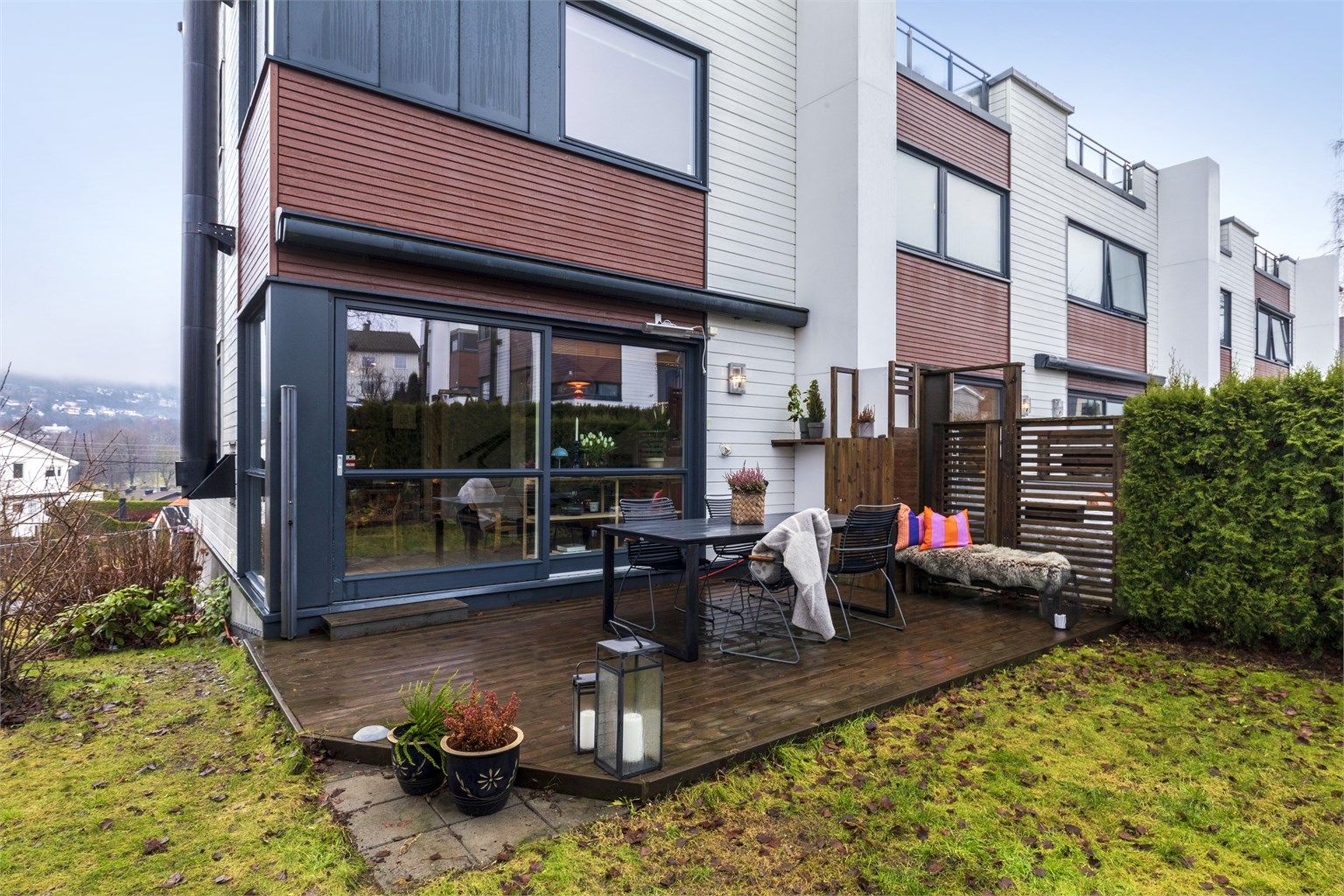 Fin uteplass med motorisert markise som dekker stort sett hele uteplassen. Her kan solen nytes fra ca. kl.13-21 om sommeren