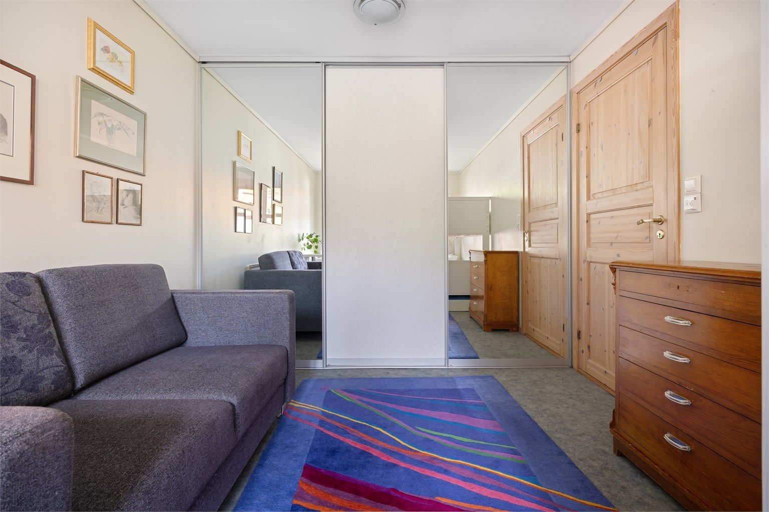 Soverom 3 er utstyrt med en stor skyvedørsgarderobe.