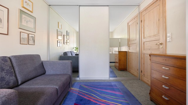 Soverom 3 er utstyrt med en stor skyvedørsgarderobe.