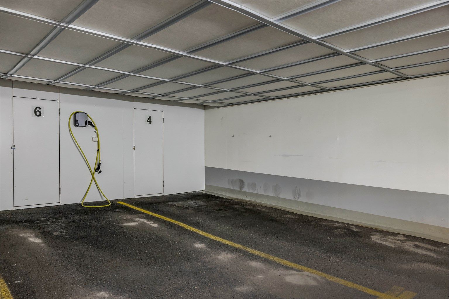 Seksjonen disponerer garasjeplass nummer 4. Rikelig med oppbevaring både i og utenfor leiligheten i hele 5 boder.  