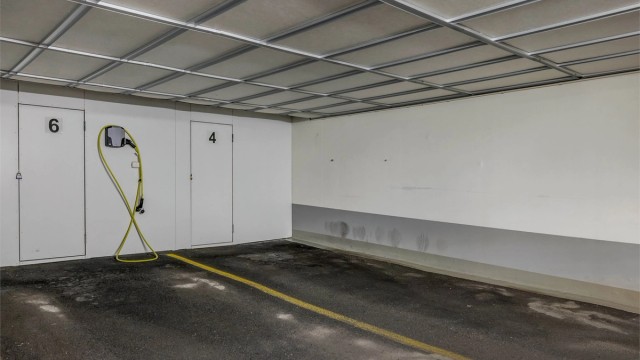 Seksjonen disponerer garasjeplass nummer 4. Rikelig med oppbevaring både i og utenfor leiligheten i hele 5 boder.