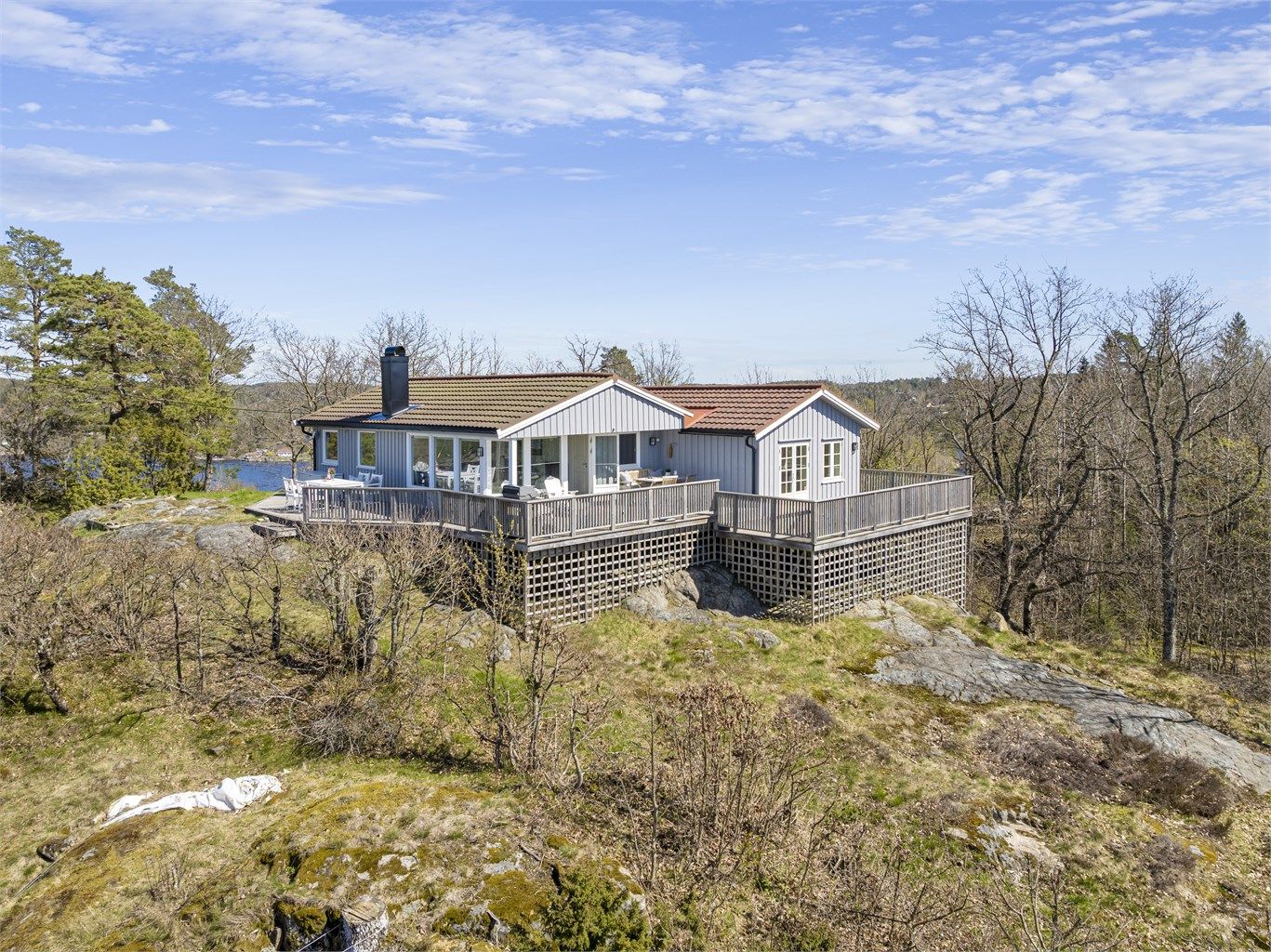 Velkommen til Øytangveien 350! En betydelig påkostet fritidsbolig, høyt og usjenert beliggende på toppen av Tverrdalsøya med utsikt mot fjorden.