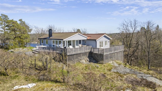 Velkommen til Øytangveien 350! En betydelig påkostet fritidsbolig, høyt og usjenert beliggende på toppen av Tverrdalsøya med utsikt mot fjorden.