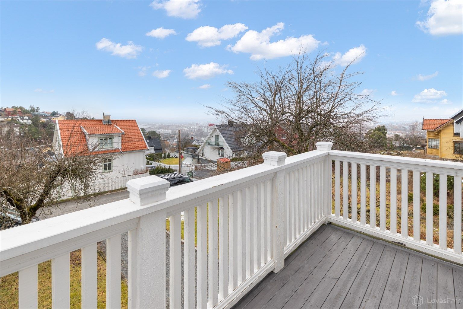 Fra balkongen i andre etasje er det flott utsikt over nærområdet.