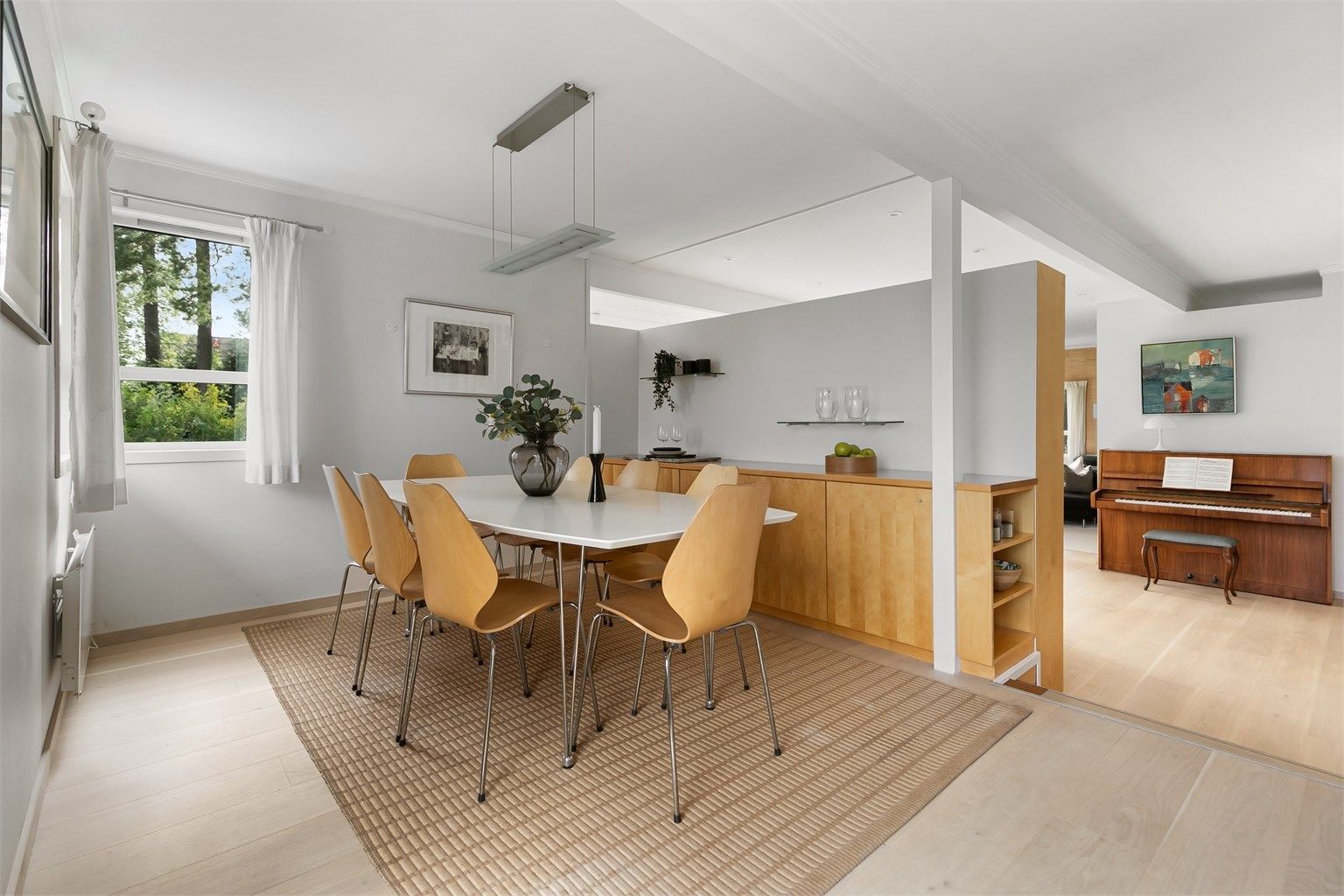 Spisestuen ligger i åpen løsning mot stuen, med plass til langbord.