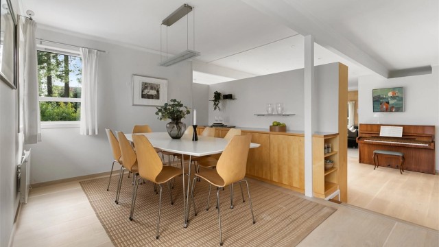 Spisestuen ligger i åpen løsning mot stuen, med plass til langbord.