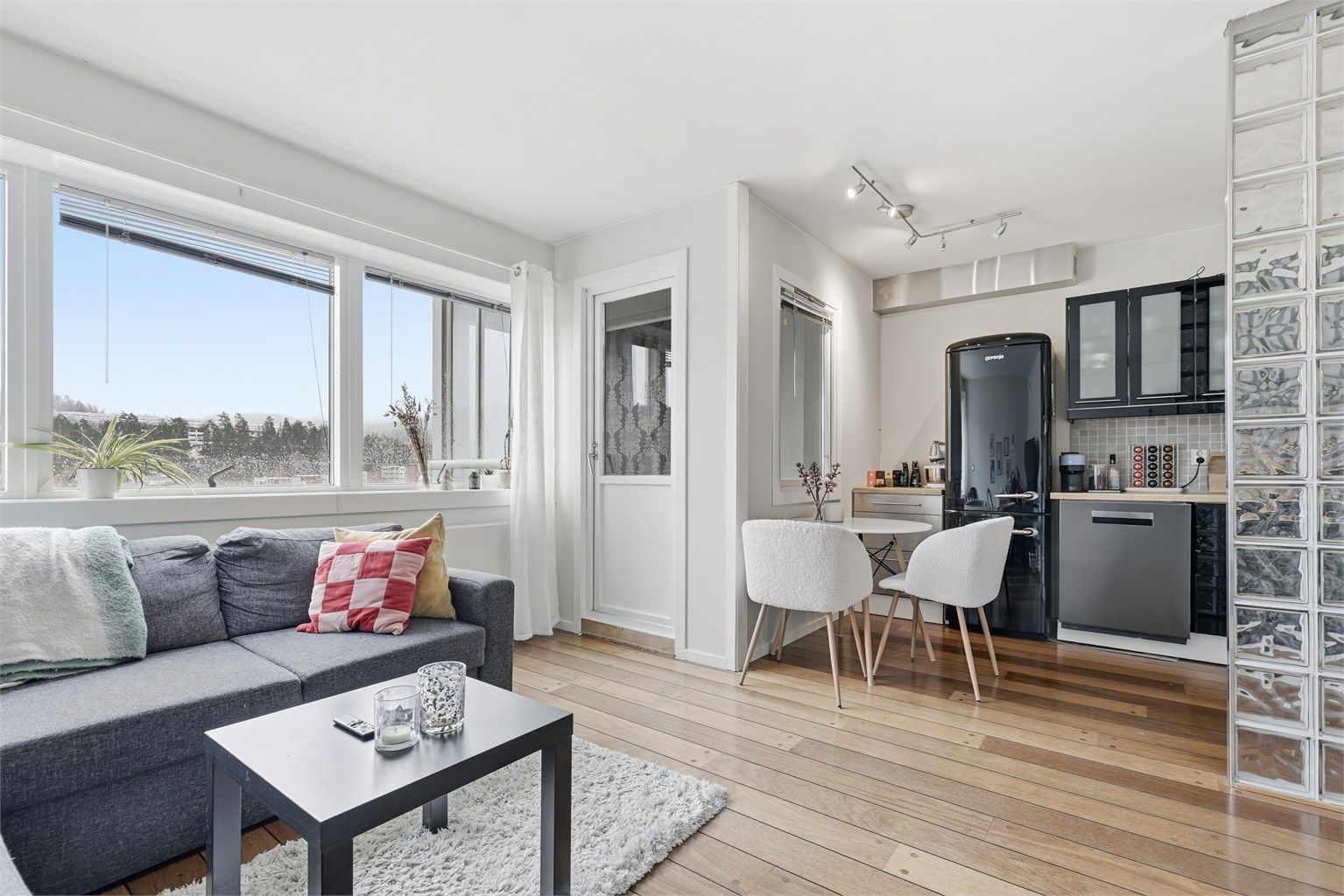 Leiligheten har en åpen stue- og kjøkkenløsning.