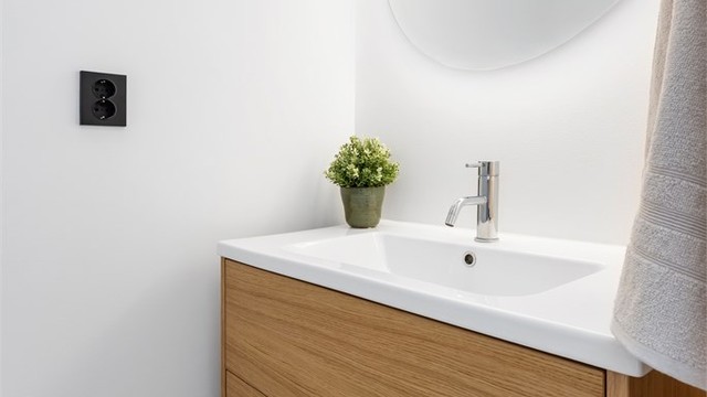 Praktisk og delikat WC-rom, med gulvvarme og vegghengt toalett.