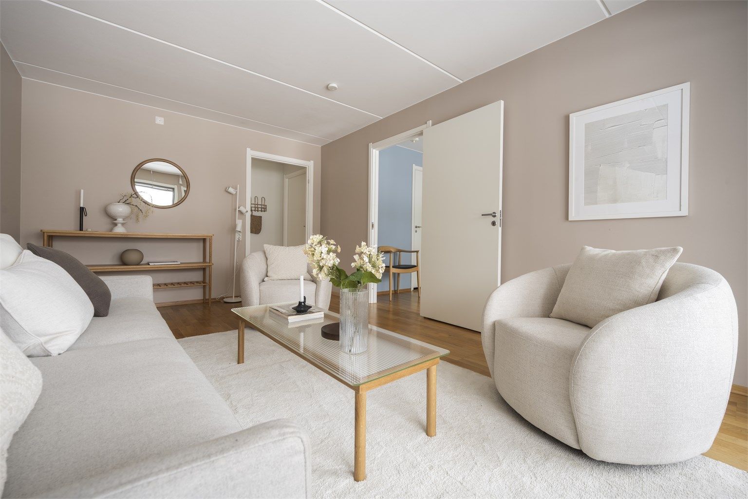 Lekker, romslig stue med plass til både sofagruppe og spisestue. Foto: Martine Eren Jacobsen.