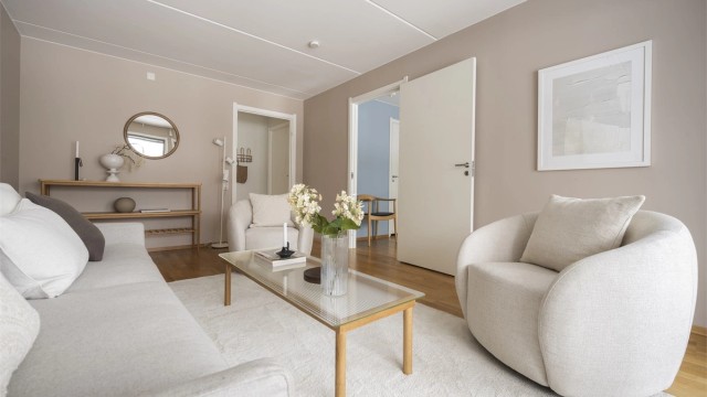 Lekker, romslig stue med plass til både sofagruppe og spisestue. Foto: Martine Eren Jacobsen.