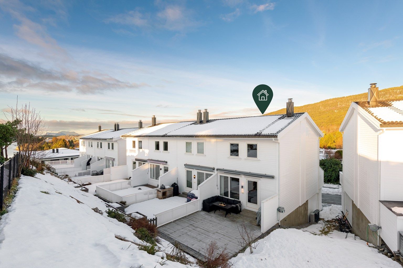 Krogsveen Sunnmøre v/Daglig leder/Eiendomsmegler Preben Willmann har gleden av å presentere et innholdsrikt og tiltalende enderekkehus beliggende i Øllsvikvegen 17 på Flisnes