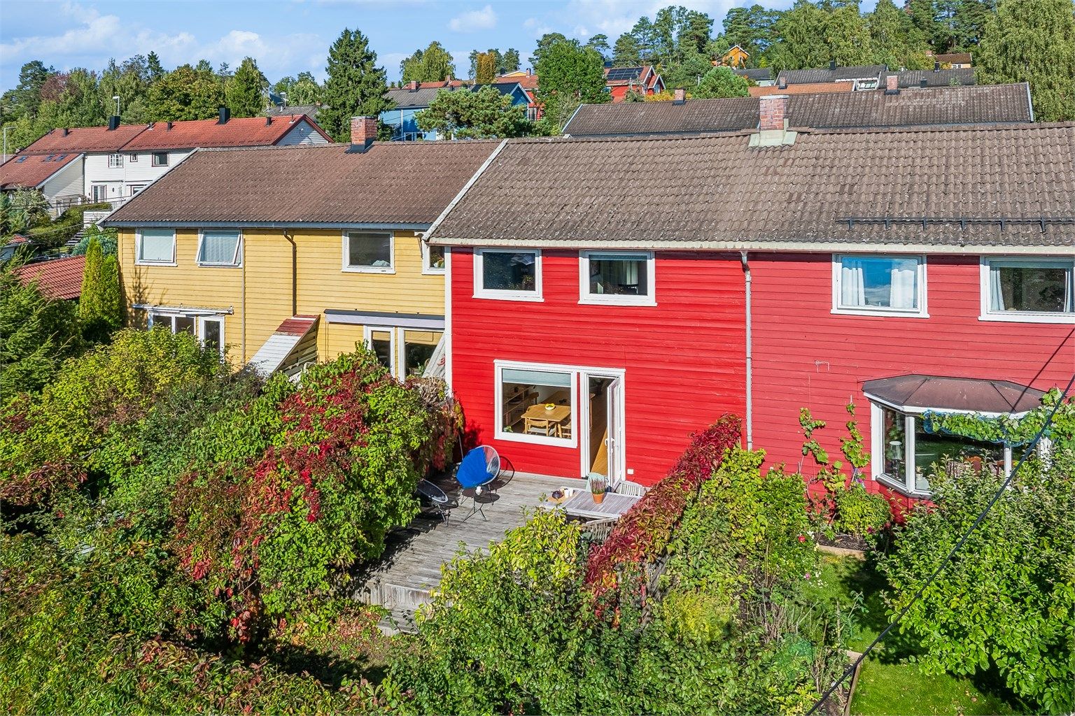 Rekkehus med en solrik, sydvestvendt terrasse og en pent opparbeidet hage på begge sider av boligen. Foto: Per Oscar Skjellnan v/Efkt 