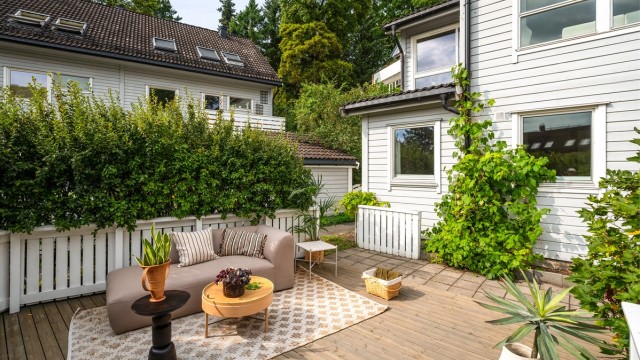 Rekkehuset har en idyllisk beliggenhet i grønne og rolige omgivelser på Bygdøy, i et attraktivt og svært barnevennlig boligområde.