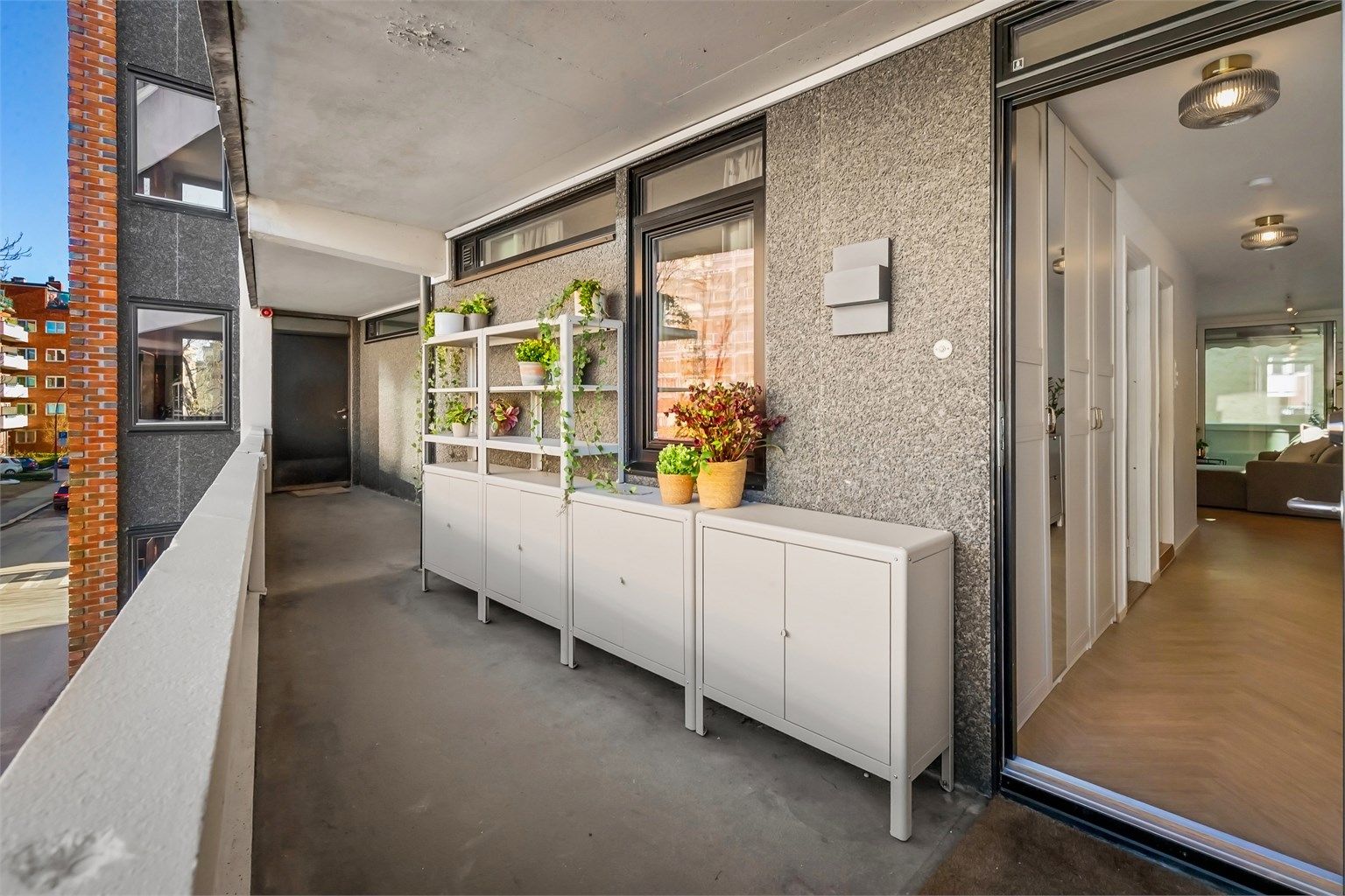 Hyggelig svalgang der morgensolen kan nytes 