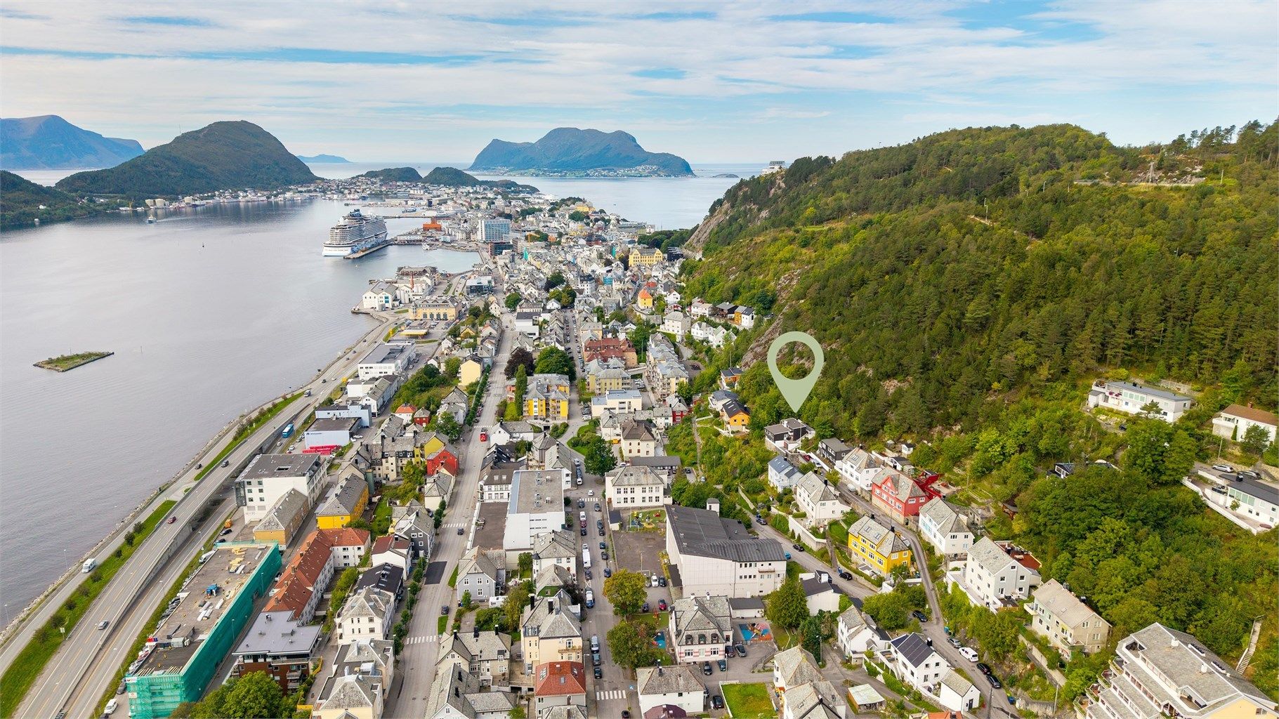 Dronebilde av nærområdet tatt fra øst mot vest 
