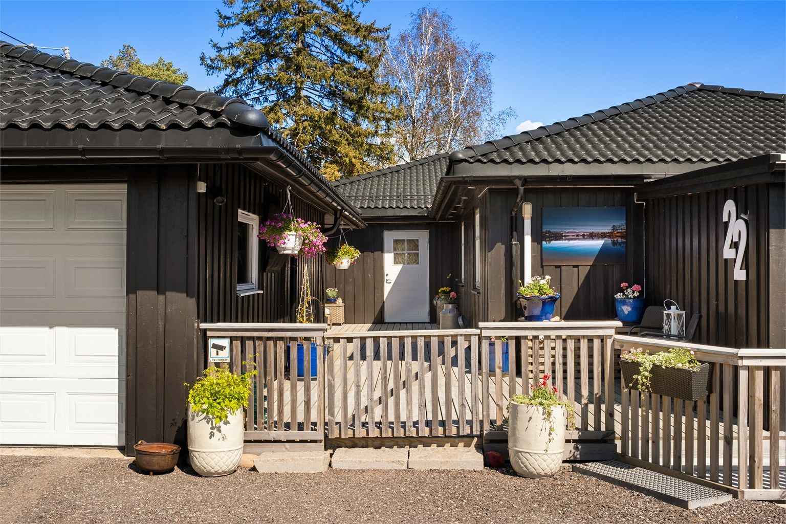 Plattinger lukket av med spilerekkverk er meget praktisk med hensyn til både barn og husdyr.