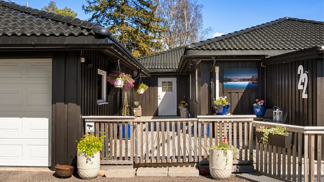 Plattinger lukket av med spilerekkverk er meget praktisk med hensyn til både barn og husdyr.