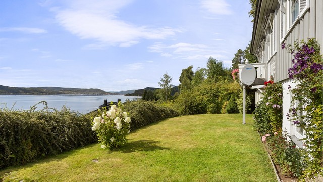 Tomten er skrånende og byr på flott utsikt og gode solforhold.