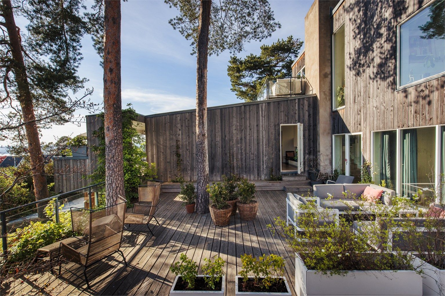 Markterrassen er 85 kvm og ligger lunt plassert i indre hjørnet, med sol fra morgenen og gjennom hele dagen.