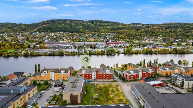 Fra eiendommen er det praktisk avstand til sentrum med alle servicetilbud/butikker og offentlig kommunikasjon.