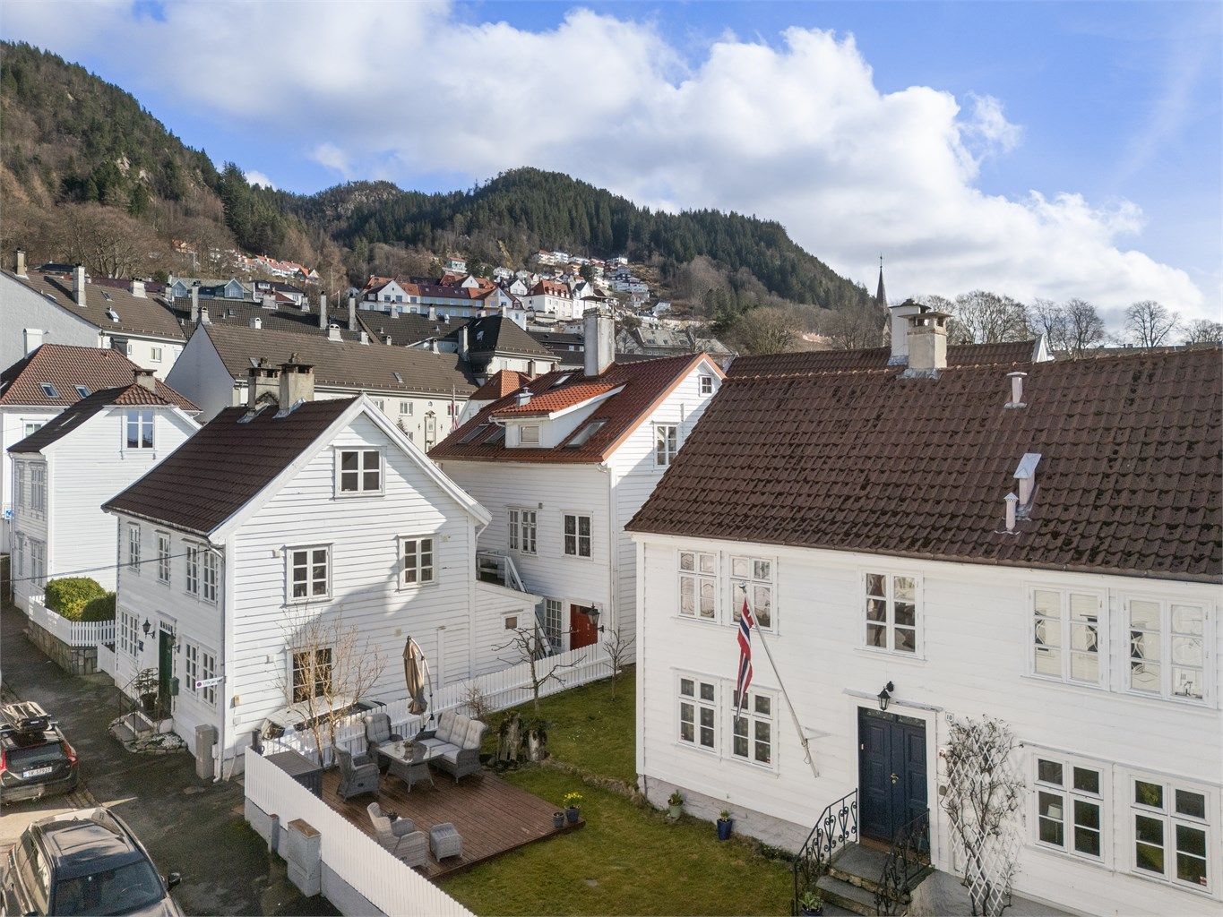 Her bor du lunt plassert med fjellsiden mot øst og Byfjorden mot vest, i rolige omgivelser like utenfor bykjernen. 
Foto: Herr Fotograf