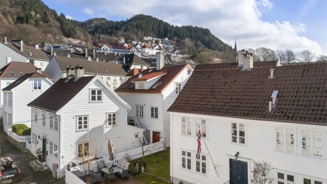 Her bor du lunt plassert med fjellsiden mot øst og Byfjorden mot vest, i rolige omgivelser like utenfor bykjernen.
Foto: Herr Fotograf