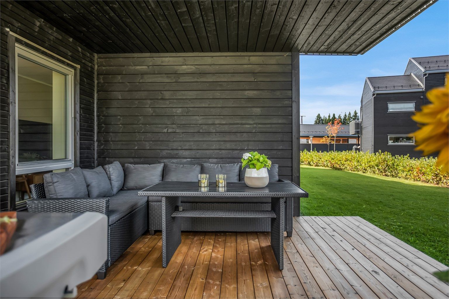Fra spisestuen er det utgang til en overbygget terrasse på 18 m².