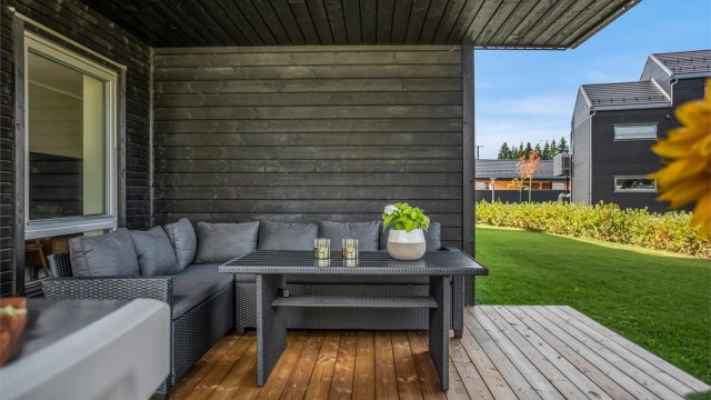 Fra spisestuen er det utgang til en overbygget terrasse på 18 m².