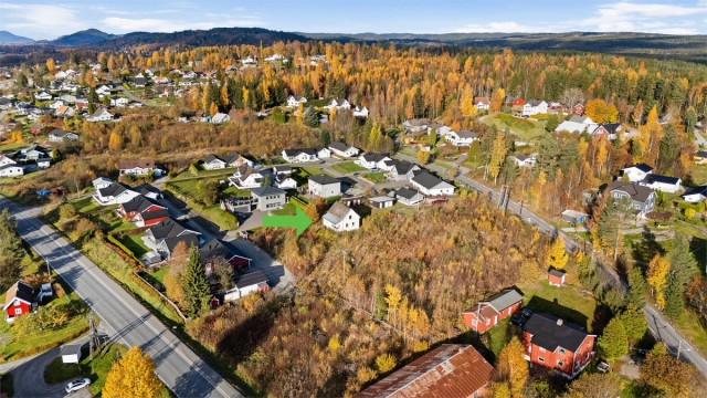 Velkommen til Styrivegen 16 og 18. Eiendommen på nr. 18 med enebolig er på 2467,6 kvm., og har garasjeuthus og bod med utedo. (Foto: Morten Eriksen).