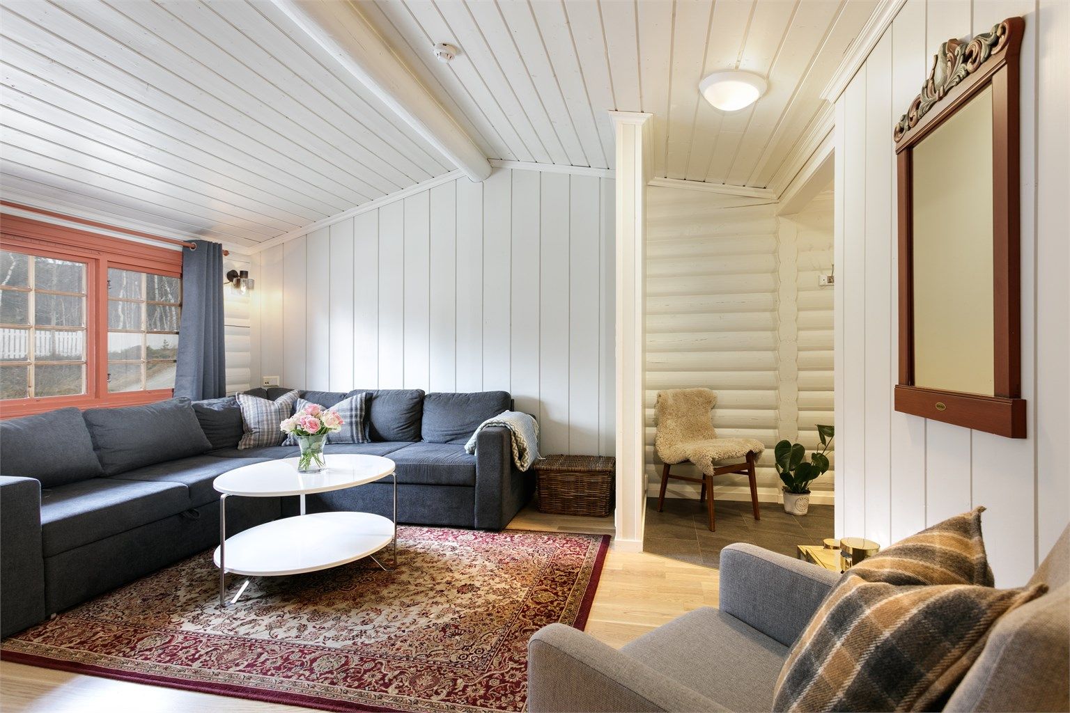 Stue med skråhimling og åpen løsning mot kjøkken 