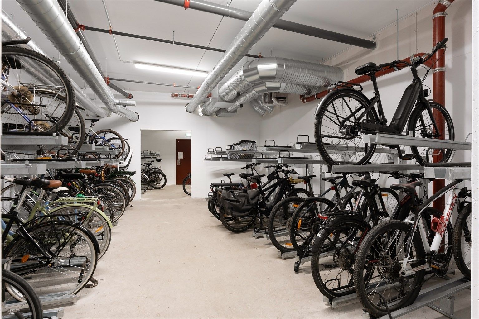 Sameiet har felles sykkelparkering i kjelleren.