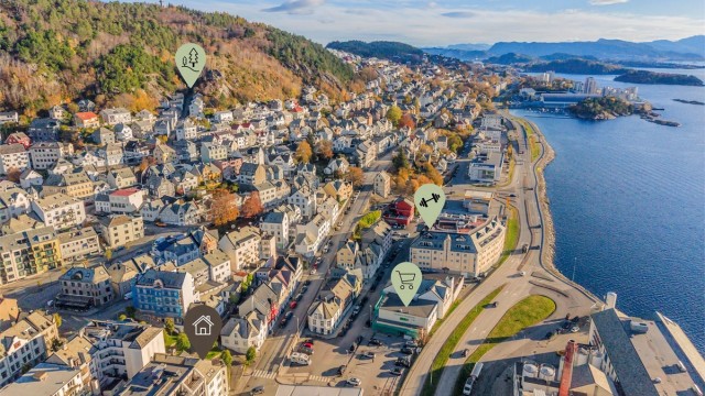 Leiligheten ligger svært nærme bussholdeplass, dagligvarebutikk og treningssenter. Ellers er det kort veg til flere serveringssteder og turstiene på Byfjellet