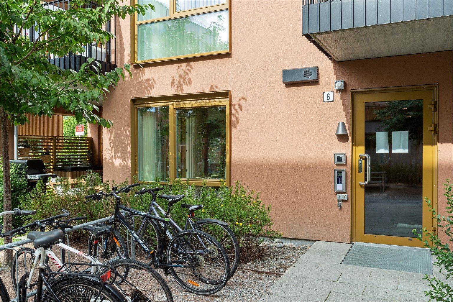 Felles inngangsparti med dørtelefon og heis.