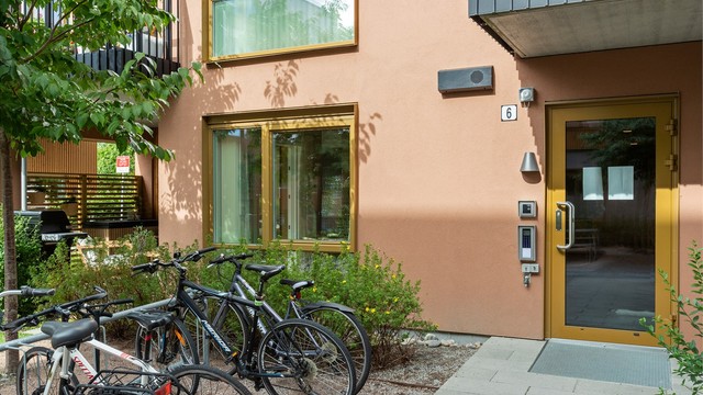 Felles inngangsparti med dørtelefon og heis.