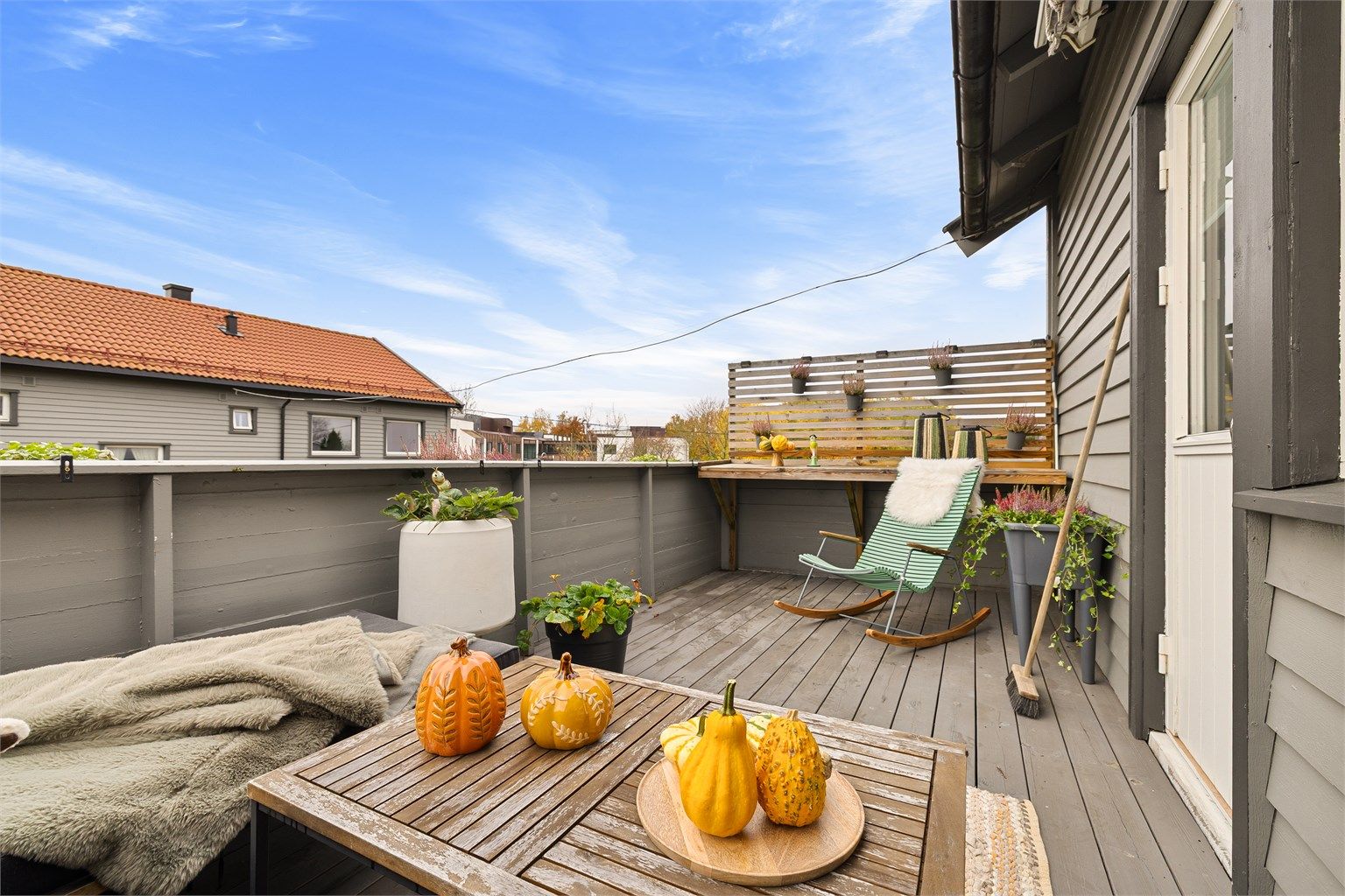 Midtsommers er solen på balkongen helt frem til rundt klokken 20.