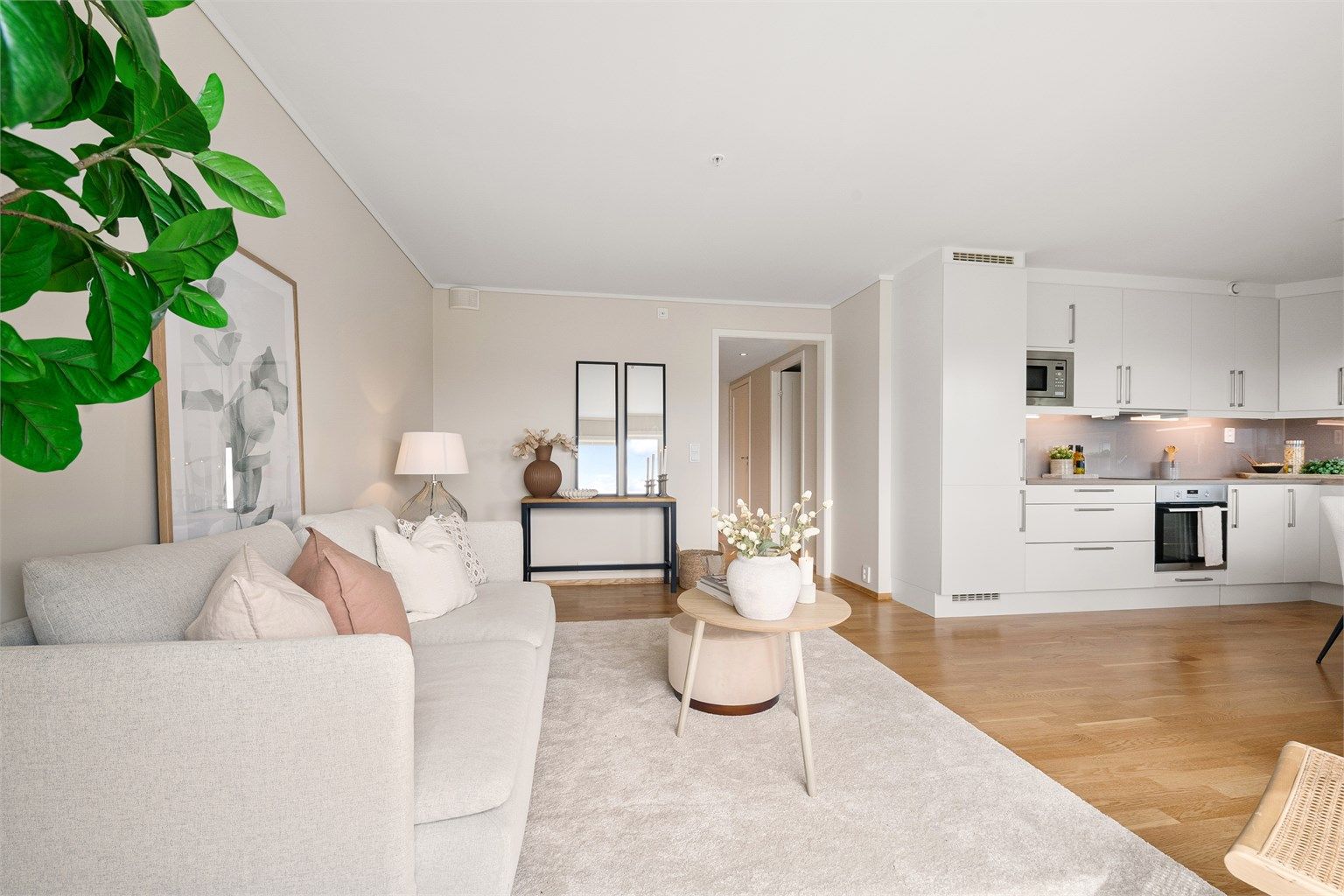 Gjennomgående parkett i oppholdsrommene gir et helhetlig og rent uttrykk.