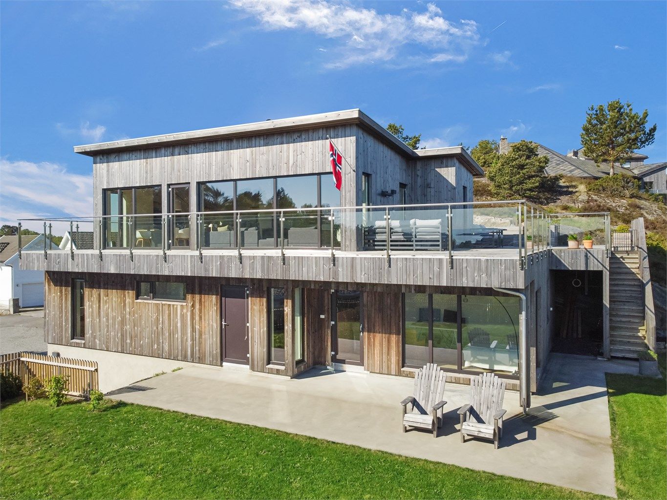 Moderne arkitektur med en vedlikeholdsvennlig fasade i tre og betong.