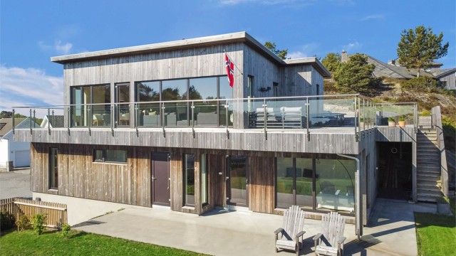 Moderne arkitektur med en vedlikeholdsvennlig fasade i tre og betong.