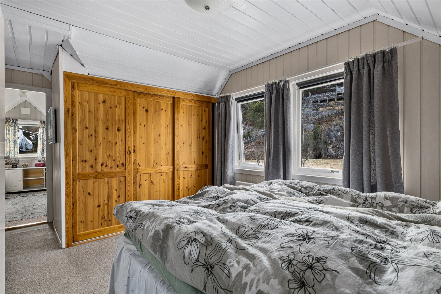 Hovedsoverom i 2. etasje med garderobeskap.