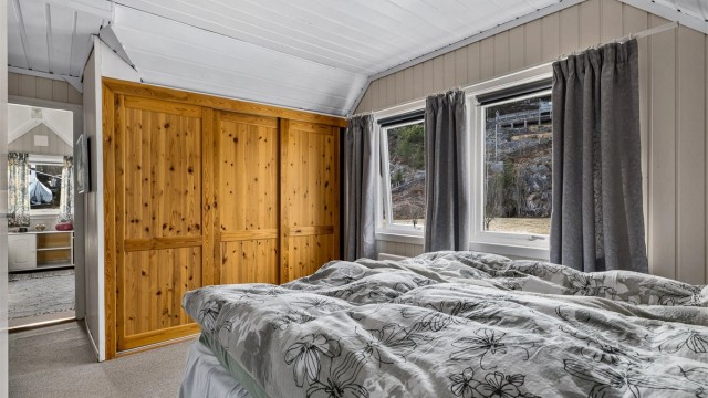 Hovedsoverom i 2. etasje med garderobeskap.