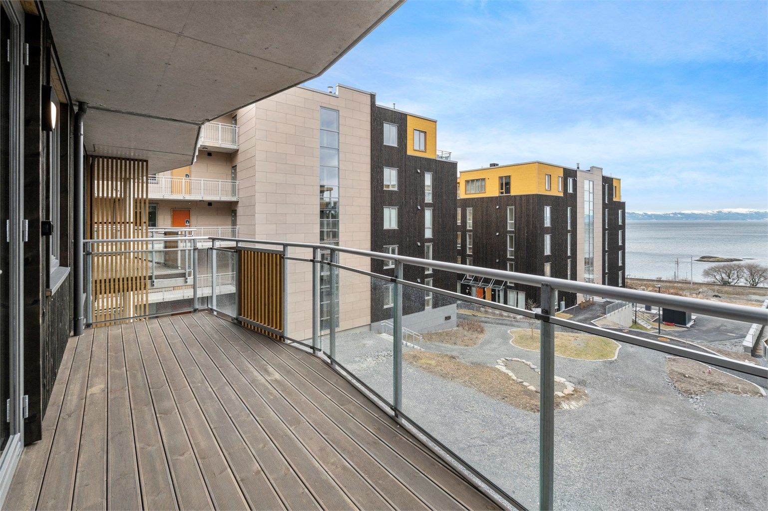 Fra stuen har man tilgang til en koselig balkong med vakker utsikt og gode solforhold.