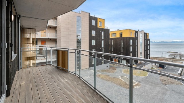 Fra stuen har man tilgang til en koselig balkong med vakker utsikt og gode solforhold.