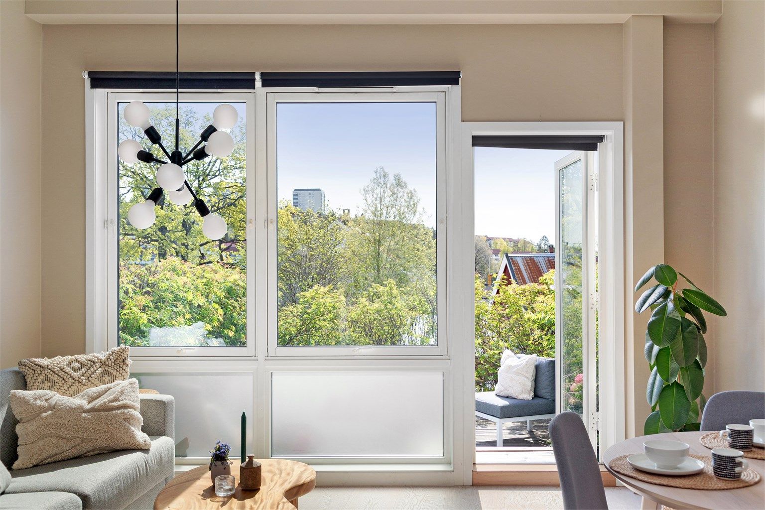 Store vindusflater, kombinert med generøs takhøyde, gir en god romfølelse. Foto: Hanne Bruland