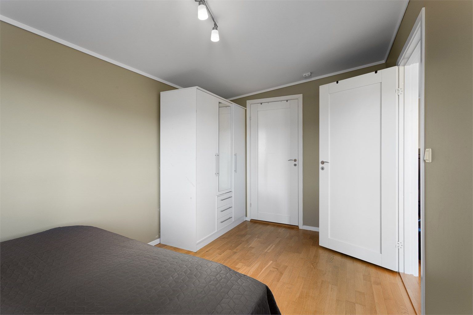 Soverommet har plass til garderobeskap.