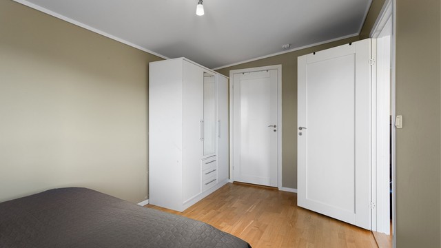 Soverommet har plass til garderobeskap.